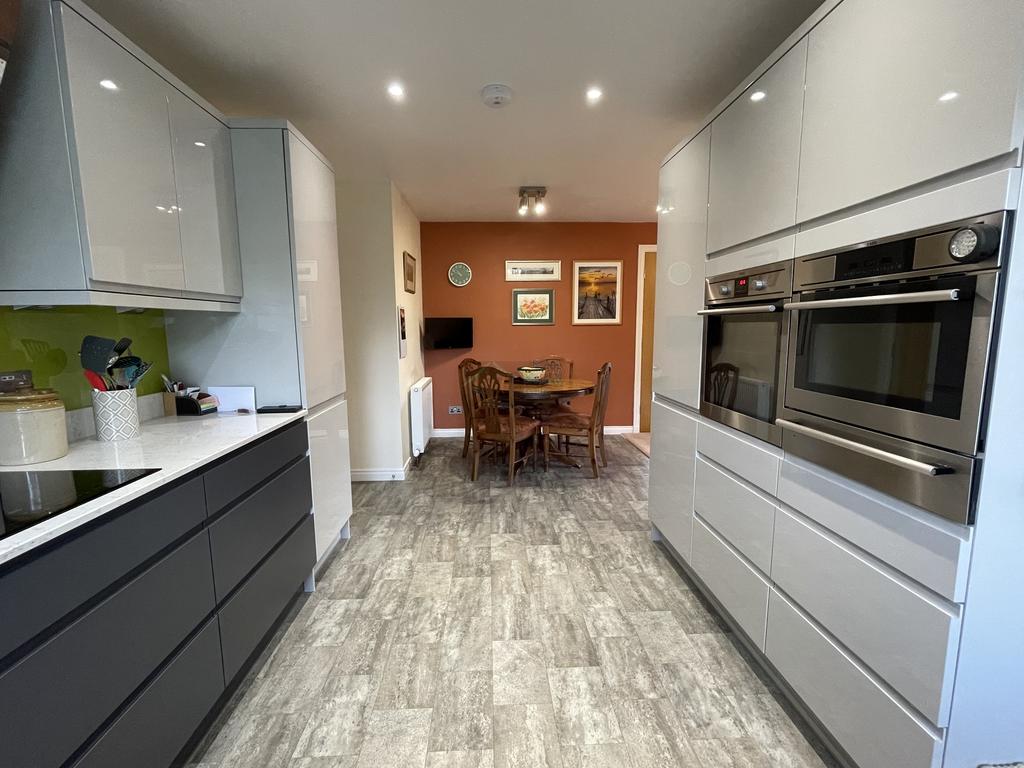 Kitchen b.JPG
