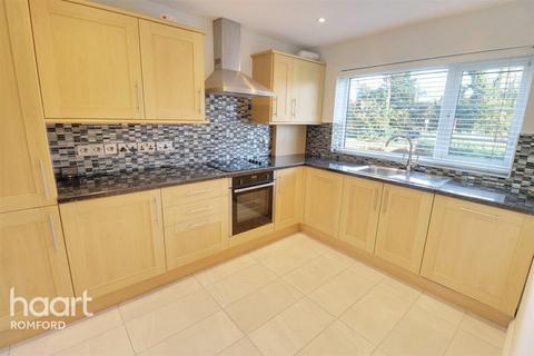 3 bedroom terraced house to rent, The Drive, South Woodford