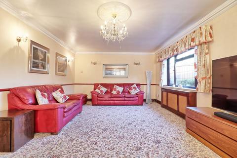 4 bedroom semi-detached house for sale, Deveron Way, Romford RM1