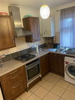 2 bedroom flat to rent, High Street, Whitton TW2