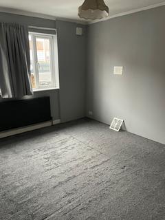 2 bedroom flat to rent, High Street, Whitton TW2