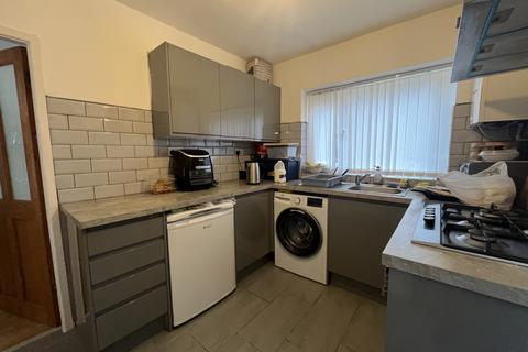 3 bedroom semi-detached house to rent, Alms Hill Road, Manchester, M8 0QA