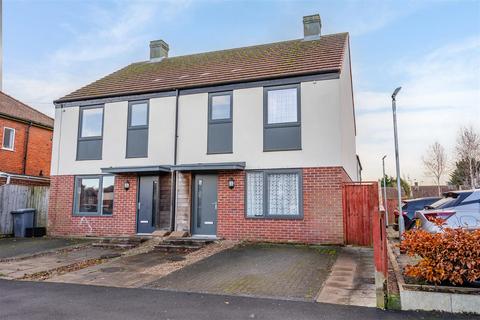 3 bedroom semi-detached house to rent, Burnholme Avenue, York, YO31 0LU