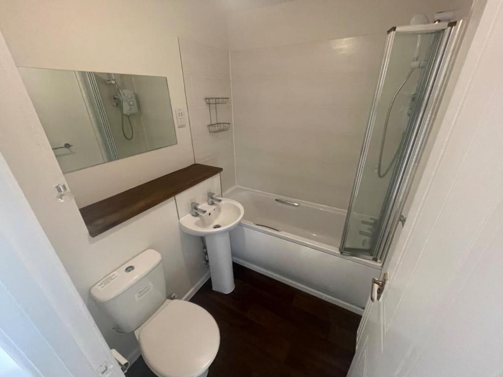5.BATHROOM.jpg