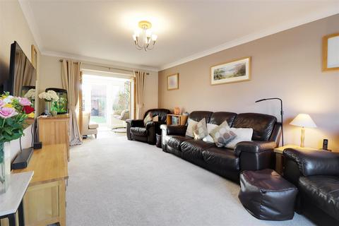 5 bedroom detached house for sale, Myrtle Way, Brough