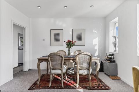 2 bedroom flat for sale, Hathaway Gardens, Ealing