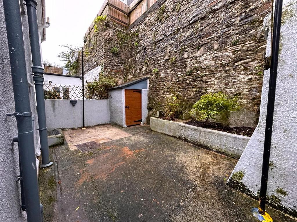 https://media.onthemarket.com/properties/16214854/1521241467/image-8-1024x1024.jpg