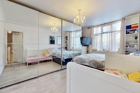 3 bedroom end of terrace house for sale, Cavendish Gardens, Barking IG11