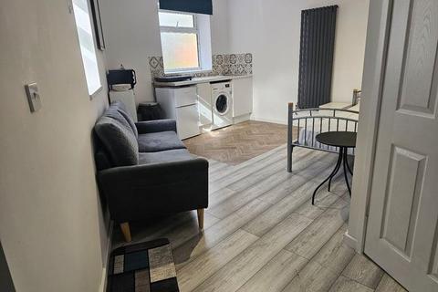 Studio to rent, Cumberland Road, London E13