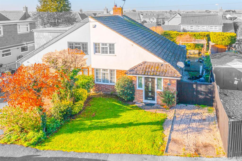Exmouth Drive, Rayleigh SS6 3 bed chalet - £415,000