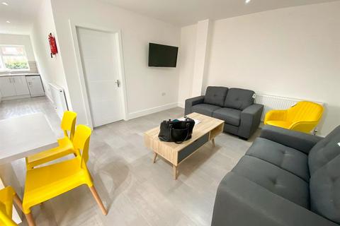 5 bedroom detached house to rent, *£140pppw Excluding Bills* Warwick Avenue, Beeston, NG9 2HQ - UON