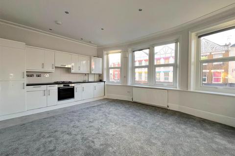 3 bedroom flat to rent, Grand Parade, London