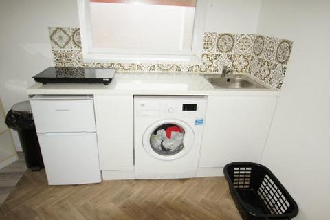 Studio to rent, Cumberland Road, London E13