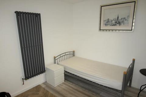 Studio to rent, Cumberland Road, London E13