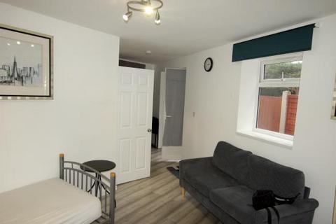 Studio to rent, Cumberland Road, London E13