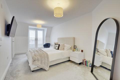 2 bedroom flat for sale, Kents Hill Road, Benfleet, SS7