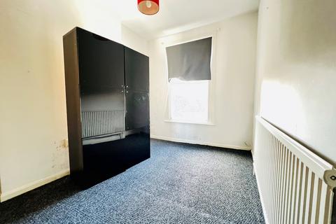 2 bedroom apartment to rent, Portland Road, South Norwood