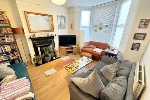 2 bedroom flat to rent, Lawton Road, Leyton