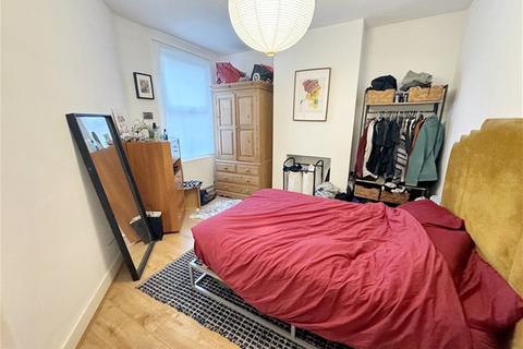 2 bedroom flat to rent, Lawton Road, Leyton