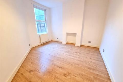 2 bedroom flat to rent, Lawton Road, Leyton