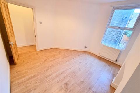 2 bedroom flat to rent, Lawton Road, Leyton