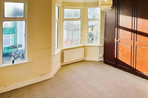 3 bedroom terraced house to rent, St. Awdrys Road, Barking IG11