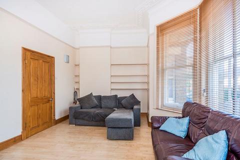 2 bedroom flat to rent, Cumnor Road, Surrey SM2