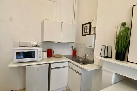 1 bedroom in a house share to rent, Tachbrook Street, London