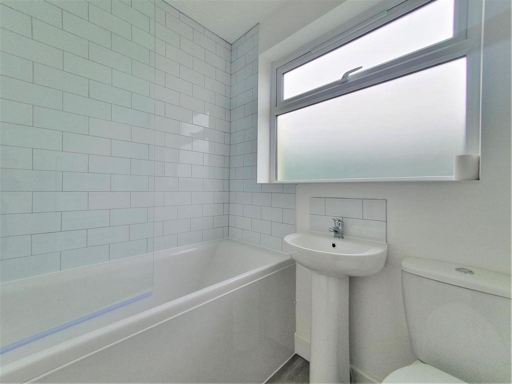 28 St Carantoc Way Bathroom