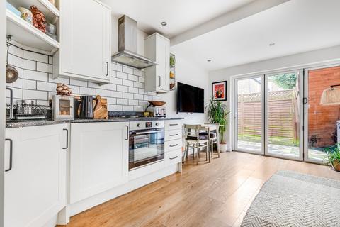 2 bedroom maisonette for sale, Dinton Road, London, SW19