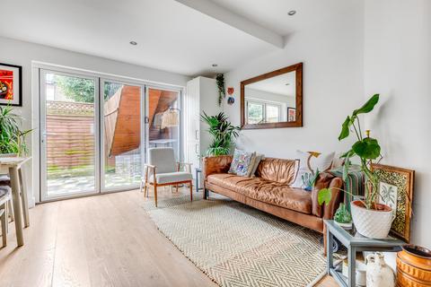 2 bedroom maisonette for sale, Dinton Road, London, SW19