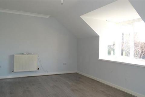 2 bedroom flat to rent, Oak Avenue, Peterborough