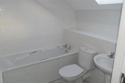 2 bedroom flat to rent, Oak Avenue, Peterborough