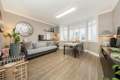 2 bedroom flat for sale, Warwick Road, London N11