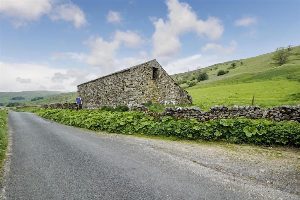 LOT 2 – Barn and paddock (currently unfenced) 0001