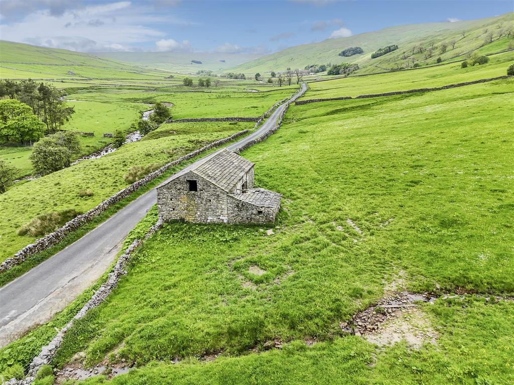 LOT 2 – Barn and paddock (currently unfenced) 0007