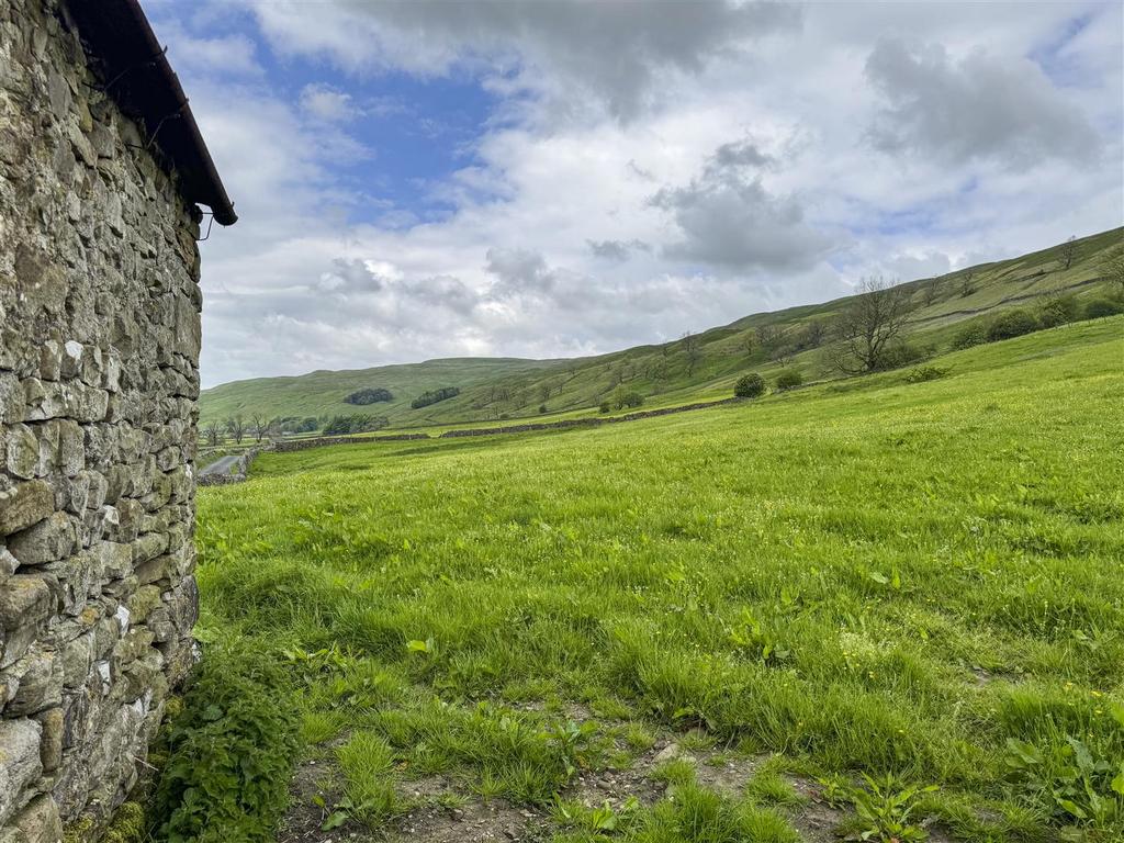 LOT 2 – Barn and paddock (currently unfenced) 0022