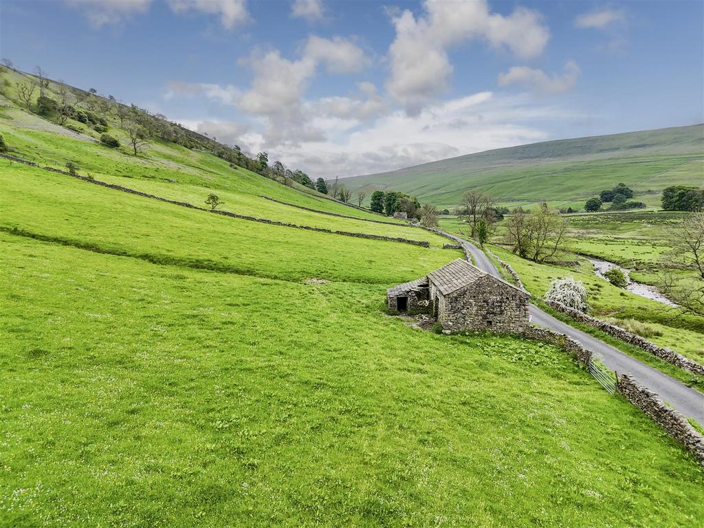 LOT 2 – Barn and paddock (currently unfenced) 0009