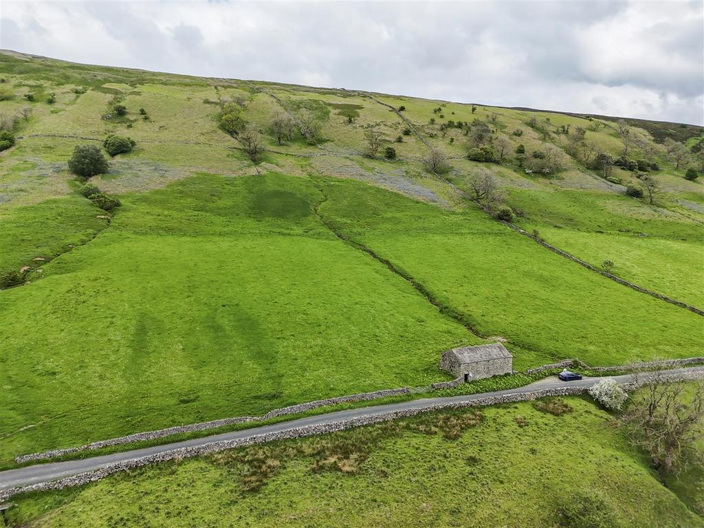 LOT 2 – Barn and paddock (currently unfenced) 0004