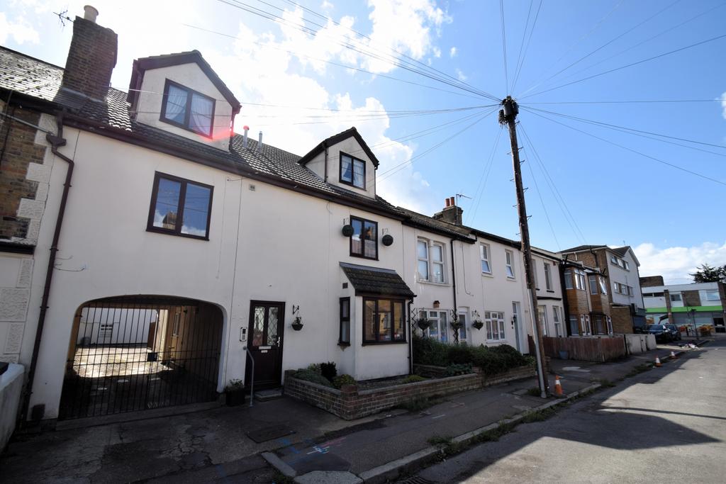 Refurbished 2 Bedroom Ground Floor with Courtyard