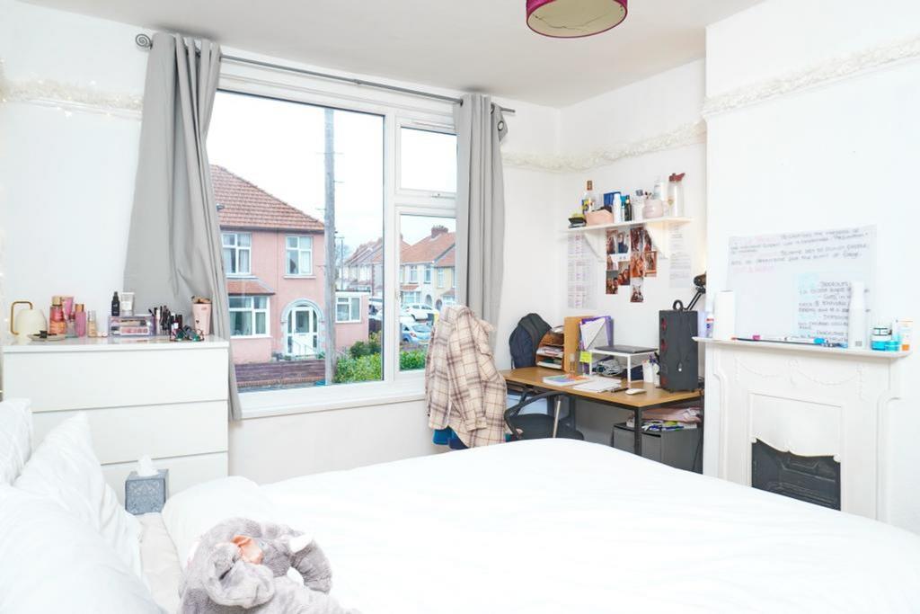 A spacious and bright large double bedroom with...
