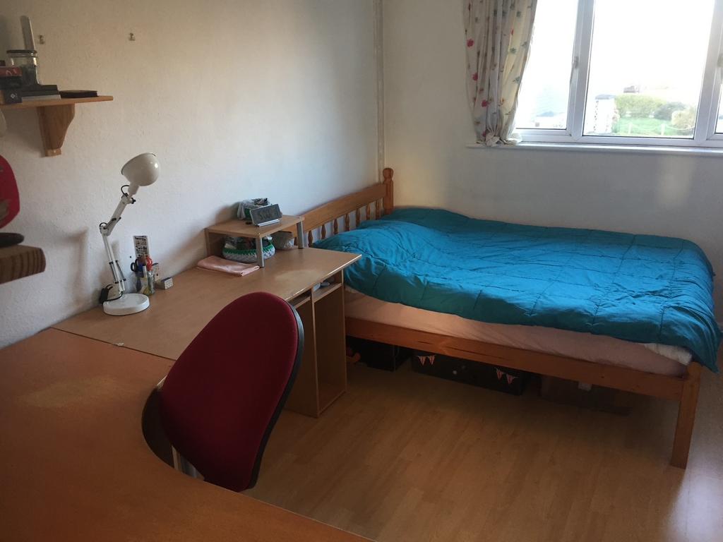 Bright, tidy single bedroom with a study area, ...