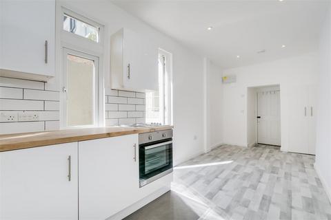 Studio to rent, Upham Park Road, Chiswick