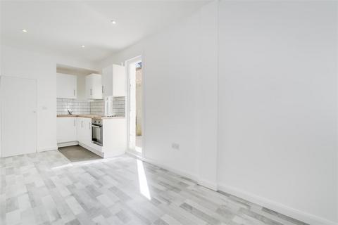 Studio to rent, Upham Park Road, Chiswick