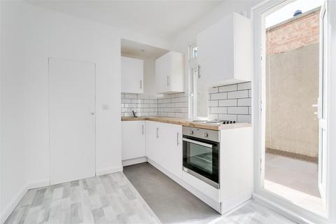 Studio to rent, Upham Park Road, Chiswick