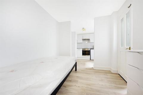 Studio to rent, St Petersburgh Pl, London W2