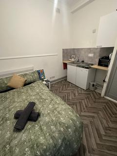 Studio to rent, Gray's Inn Road, London WC1X