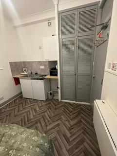 Studio to rent, Gray's Inn Road, London WC1X