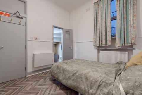 Studio to rent, Gray's Inn Road, London WC1X