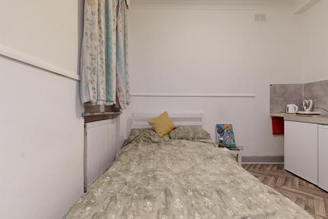 Studio to rent, Gray's Inn Road, London WC1X